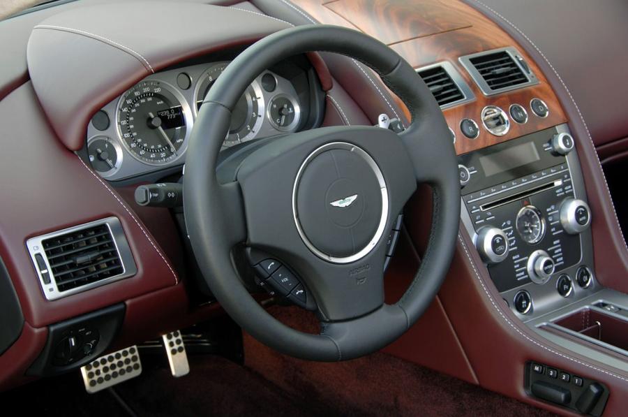 Интерьер Aston Martin DB9 Volante 2009 года  (фото 20 из 41)